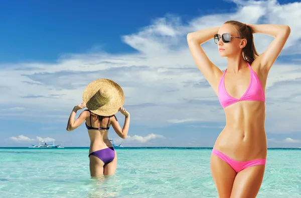 Vrouwen met mooie lichaam op strand — Stockfoto