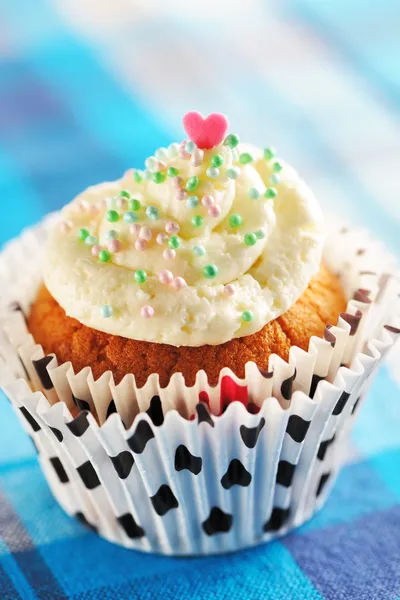 Cupcake med vispad grädde — Stockfoto