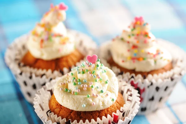 Cupcakes con crema batida —  Fotos de Stock