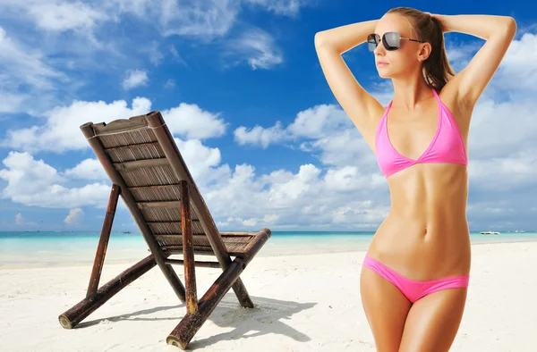 Kvinna med vackra kropp på stranden — Stockfoto
