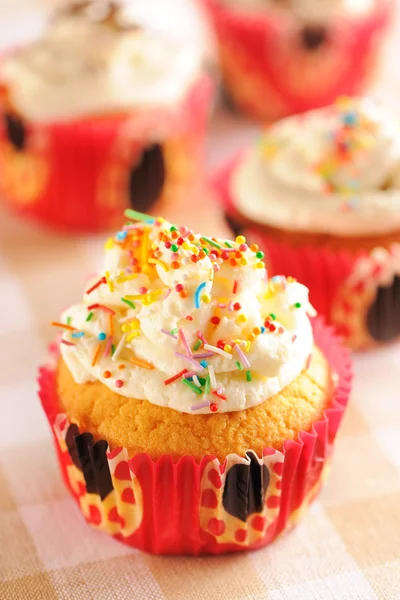 Cupcakes med vispad grädde — Stockfoto
