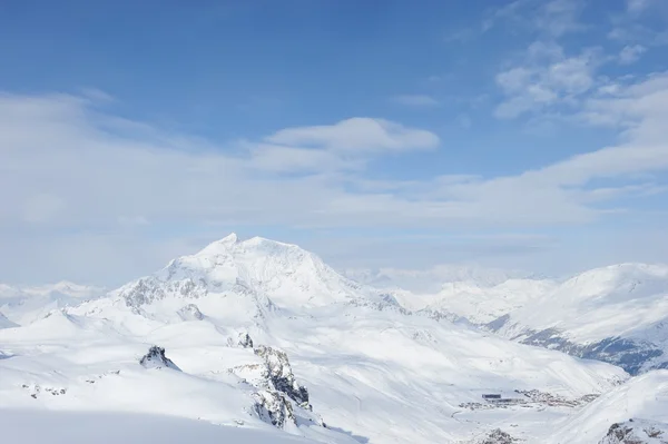 Горы со снегом зимой — стоковое фото