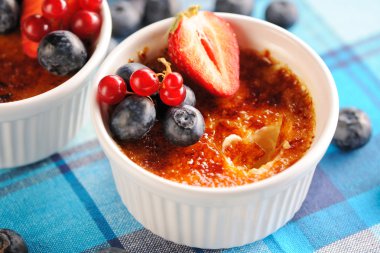 Creme brulee (krem brulee, yanık kremi)