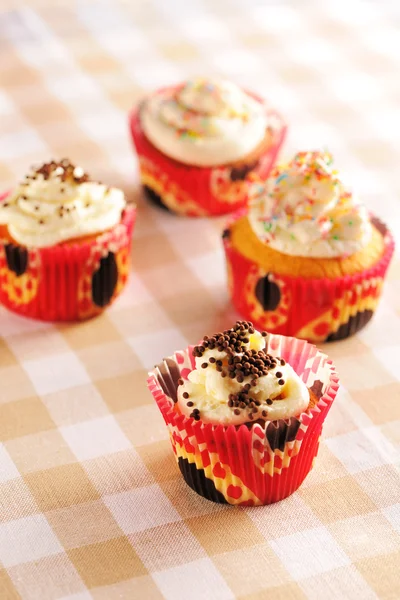 Cupcakes con crema batida —  Fotos de Stock