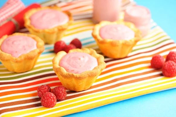 Cake with raspberry yogurt dessert — Stock Photo, Image