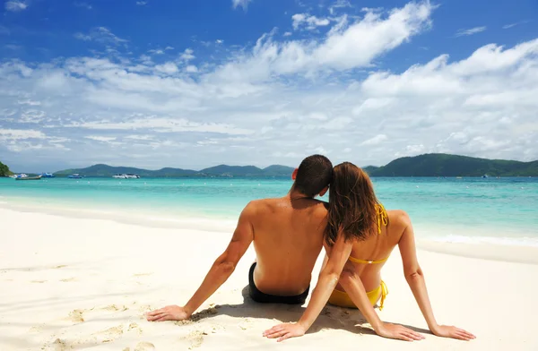 Paar op een strand Rechtenvrije Stockfoto's