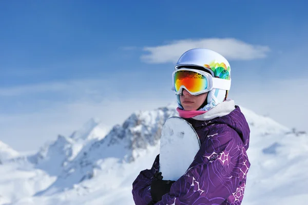 Женщина держит сноуборд — стоковое фото