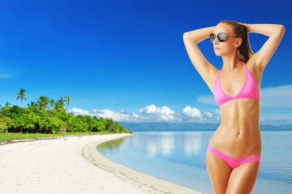 Žena s krásným tělem na pláži — Stock fotografie