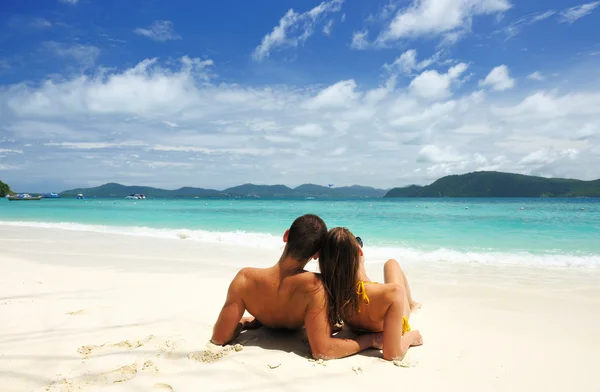 Couple sur une plage — Photo