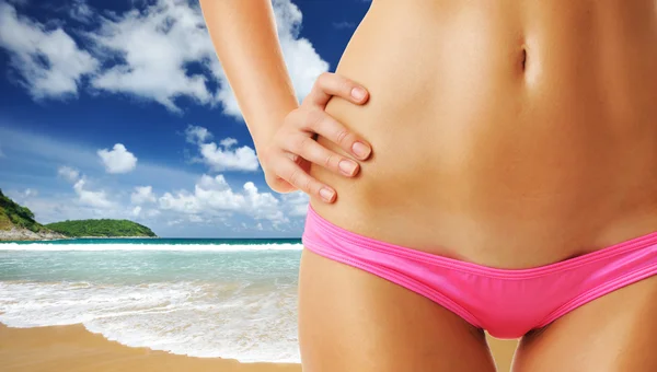 Mulher com corpo bonito na praia — Fotografia de Stock