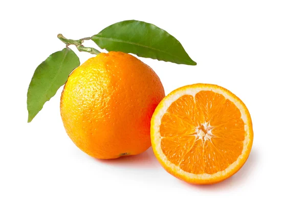Апельсини з листям . — стокове фото