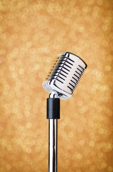 Vecchio microfono vintage su sfondo — Foto Stock
