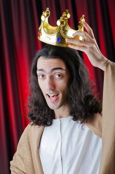 Koning met kroon tegen achtergrond — Stockfoto