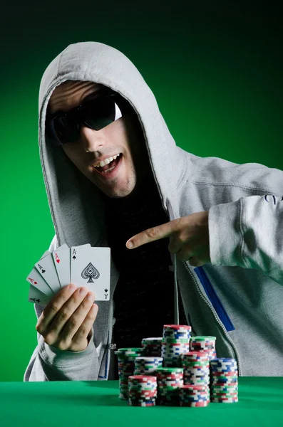 Homme jouant dans le casino — Photo