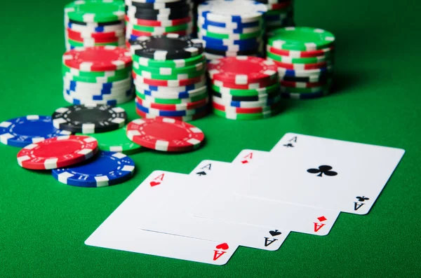 Wiele kart i żetony kasyna — Zdjęcie stockowe