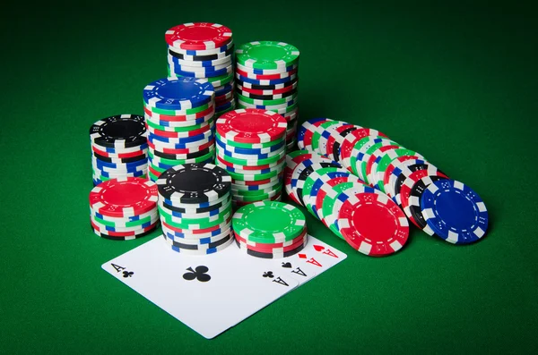 Mnoho kasino čipy a karty — Stock fotografie