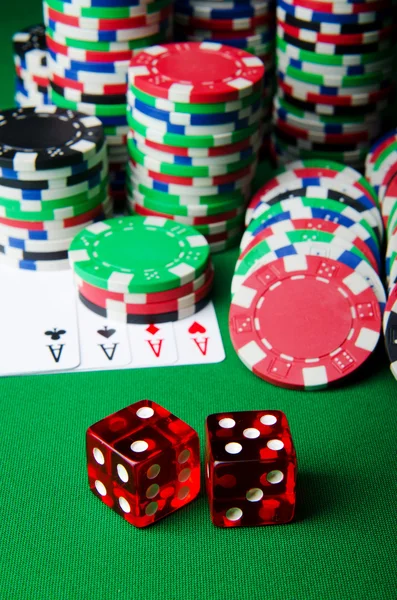 Mnoho kasino čipy a karty — Stock fotografie