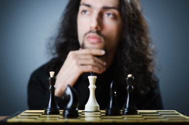 oyunu oynuyor satranç oyuncusu