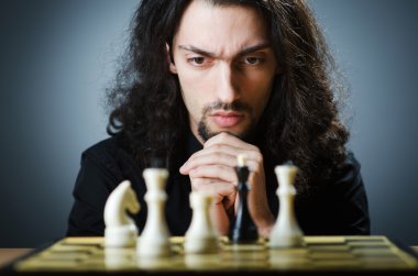 oyunu oynuyor satranç oyuncusu