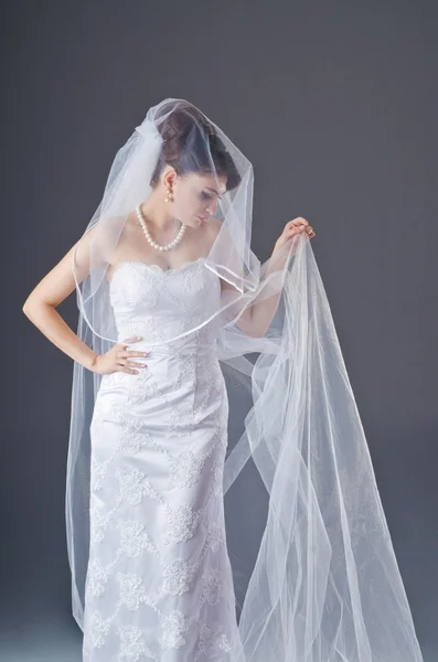 Mariée en robe de mariée en studio de tournage — Photo