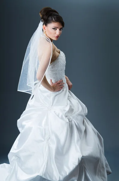 Krásná nevěsta v studio natáčení — Stock fotografie