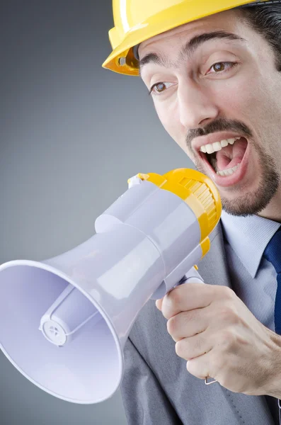 Man schreeuwen en schreeuwen met luidspreker — Stockfoto