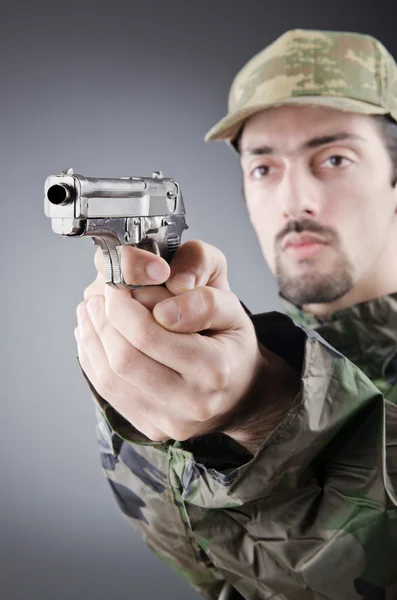 Soldado com arma no estúdio de tiro — Fotografia de Stock