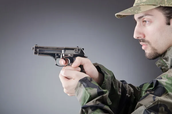 Солдат с пистолетом в студии стрельбы — стоковое фото