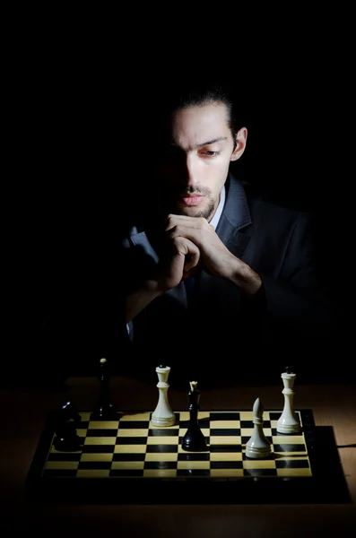 Joueur d'échecs jouant son jeu — Photo