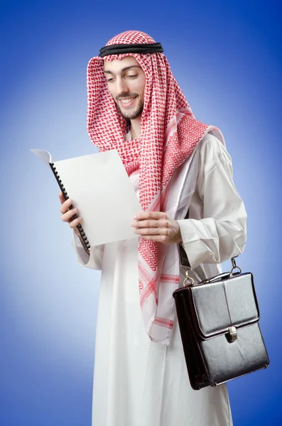 Арабский бизнесмен в киностудии — стоковое фото