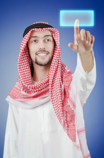 Fiatal arab sürgető virtuális gombok — Stock Fotó