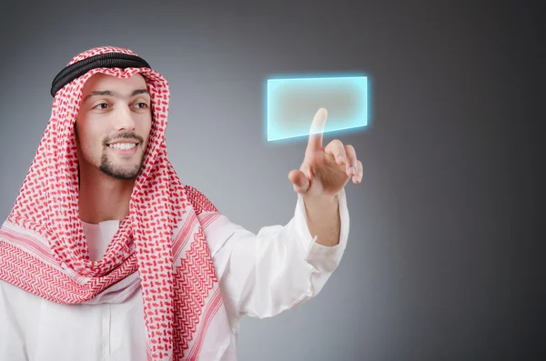 Mladá arabská lisování virtuální tlačítka — Stock fotografie
