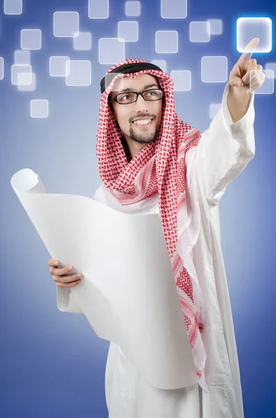 Jovem árabe pressionando botões virtuais — Fotografia de Stock