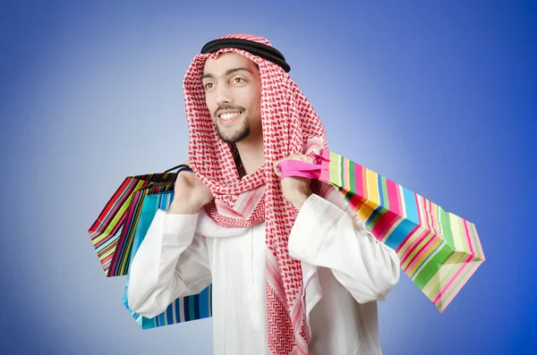 Араб с подарочными пакетами — стоковое фото