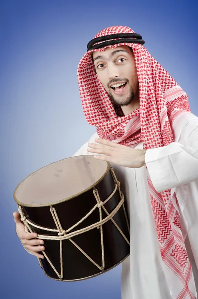 Árabe tocando tambor no estúdio de tiro — Fotografia de Stock