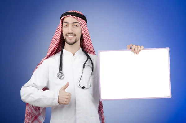 Арабский врач с пустой доской объявлений — стоковое фото