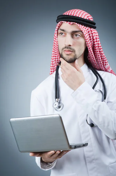 アラブの医師の病院で働く — ストック写真