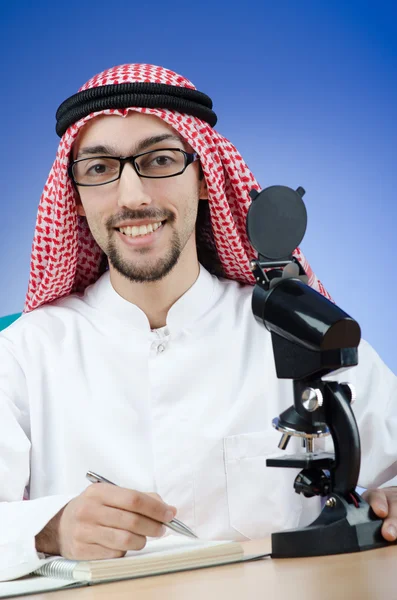 Arabiska kemist arbetar i lab — Stockfoto