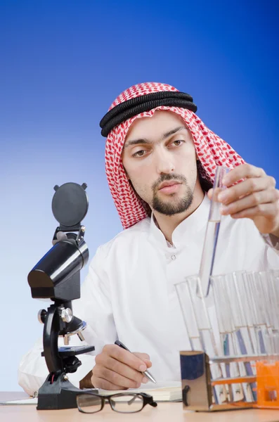 Ahli kimia Arab bekerja di laboratorium — Stok Foto