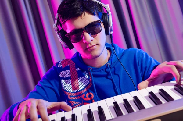 Jeune DJ jouant sa musique — Photo