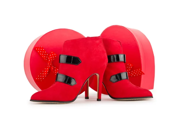 Ayakkabı ve moda kavramı hediye kutusunda — Stok fotoğraf
