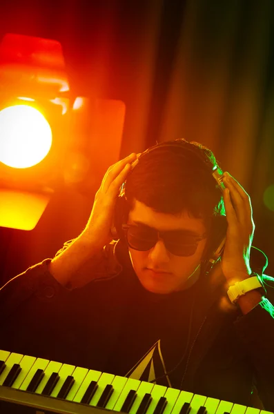 DJ mixování hudby na disco — Stock fotografie