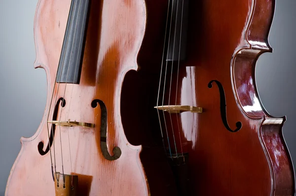 Muzyka wiolonczela w ciemnym pokoju — Zdjęcie stockowe
