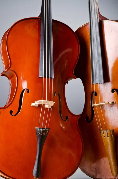 Violoncelo de música no quarto escuro — Fotografia de Stock