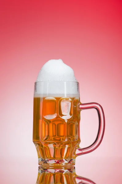 Vaso de cerveza sobre la mesa —  Fotos de Stock