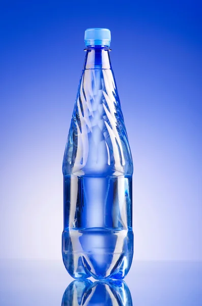 Garrafas de água como conceito de bebida saudável — Fotografia de Stock