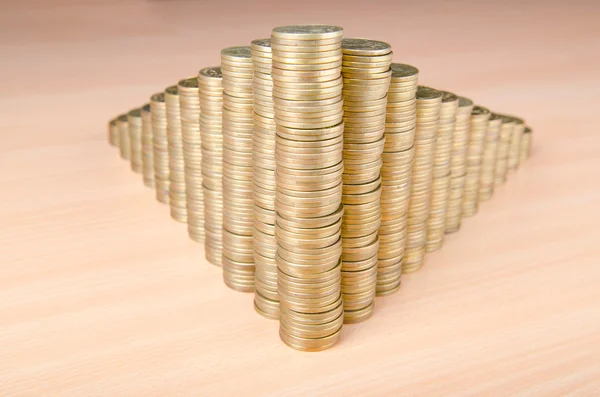 Monedas de oro en pilas altas — Foto de Stock