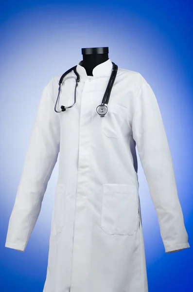 Докторське пальто зі стетоскопом — стокове фото