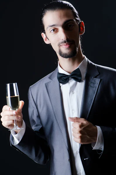 男人在玻璃葡萄酒品鉴 — 图库照片