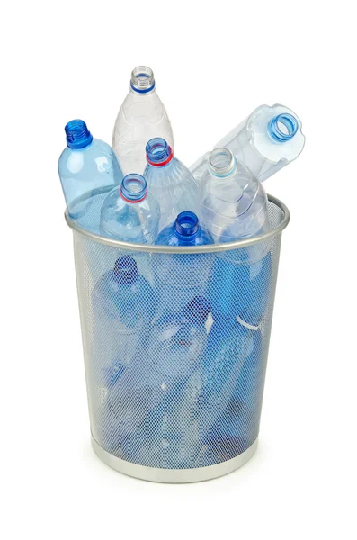 Пустые пластиковые бутылки с водой на белом — стоковое фото
